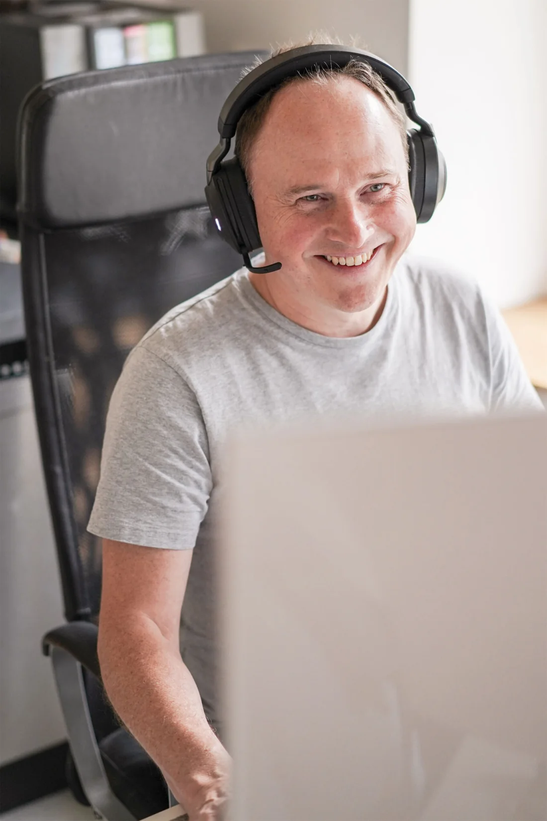 Tobias Forbrich bei der Arbeit im Büro